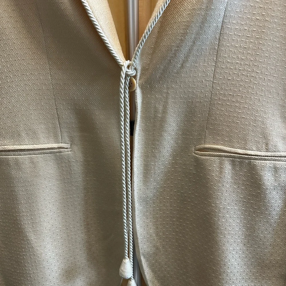 Giorgio Armani Elegant Cream Blazer - Picture 2 of 15